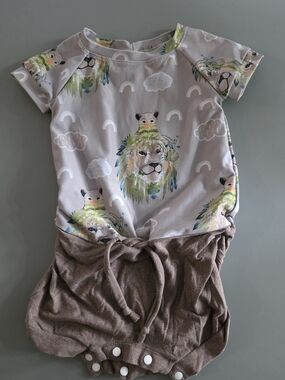 Short-Sleeve Lion Print Pajama Romper - Brown & Light Gray